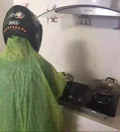 orang pakai jas hujan © berbagai sumber orang pakai jas hujan © berbagai sumber