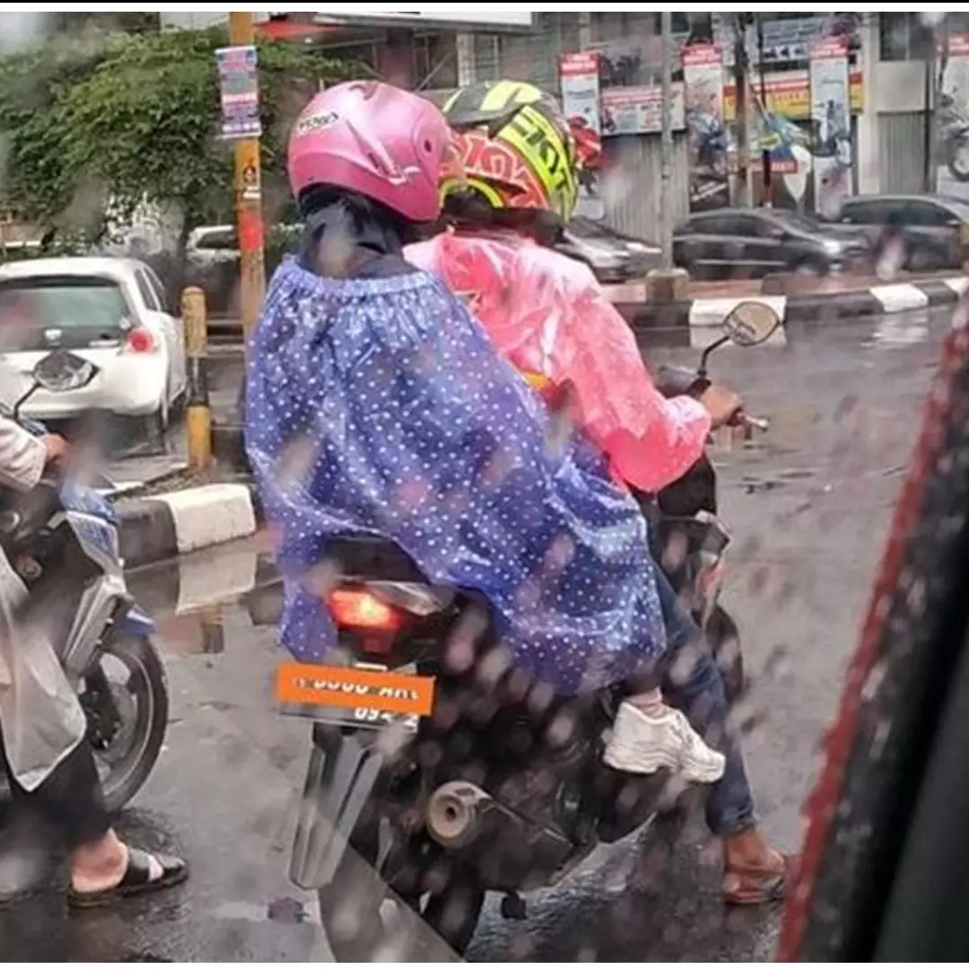 13 Potret lucu orang pakai jas hujan, aksinya bikin geleng kepala