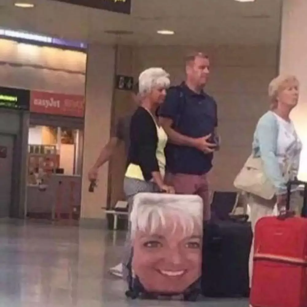 tas nyeleneh saat dipakai © Instagram