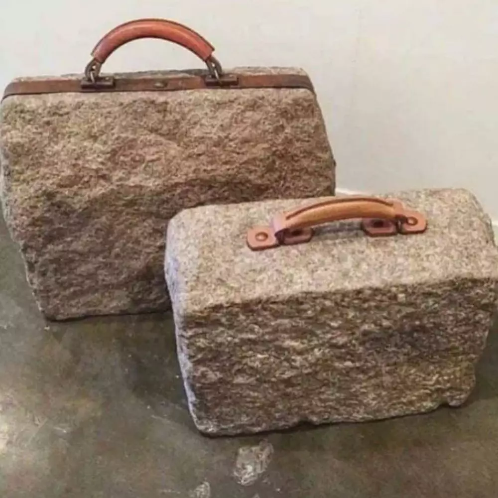 tas nyeleneh saat dipakai © Instagram