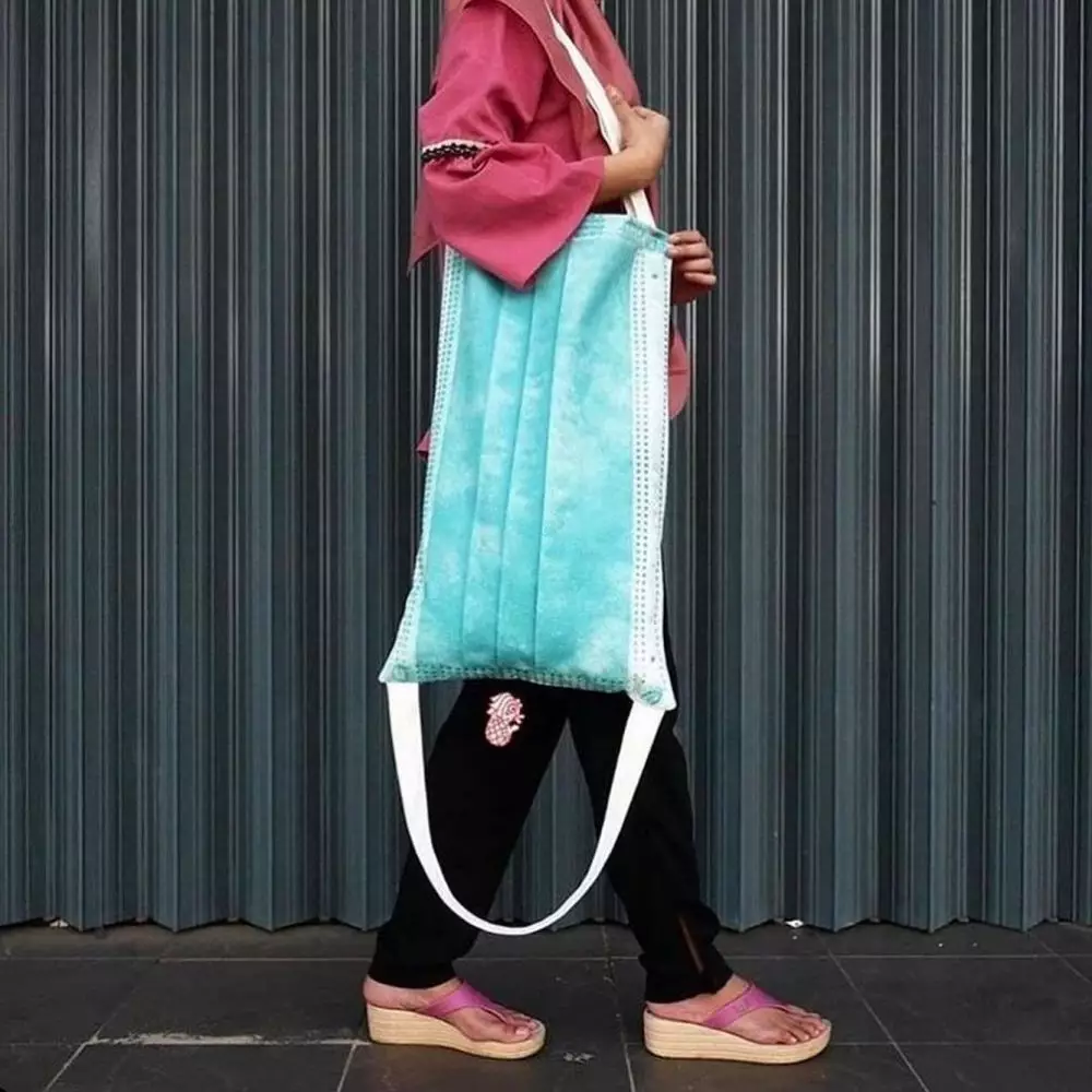 tas nyeleneh saat dipakai © Instagram