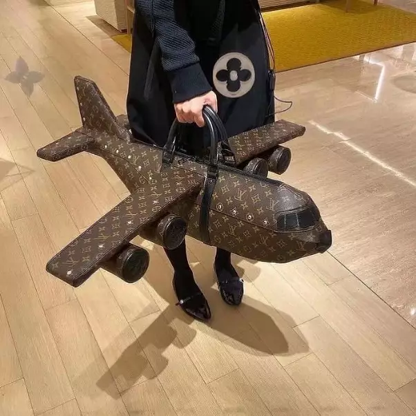 tas nyeleneh saat dipakai © Instagram