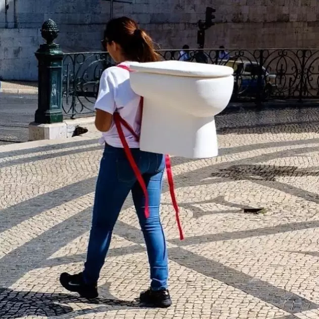 tas nyeleneh saat dipakai © Instagram