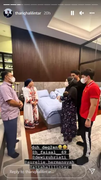 Momen orang tua Fuji jenguk anak Aurel Atta © Instagram