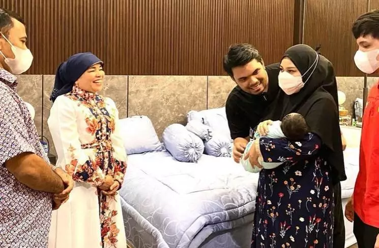 Momen orang tua Fuji jenguk anak Aurel Atta © Instagram