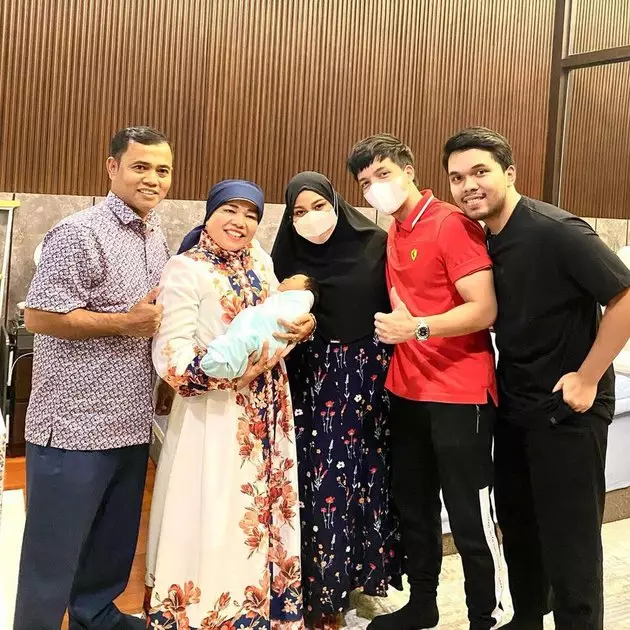 Momen orang tua Fuji jenguk anak Aurel Atta © Instagram