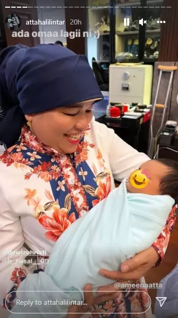 Momen orang tua Fuji jenguk anak Aurel Atta © Instagram