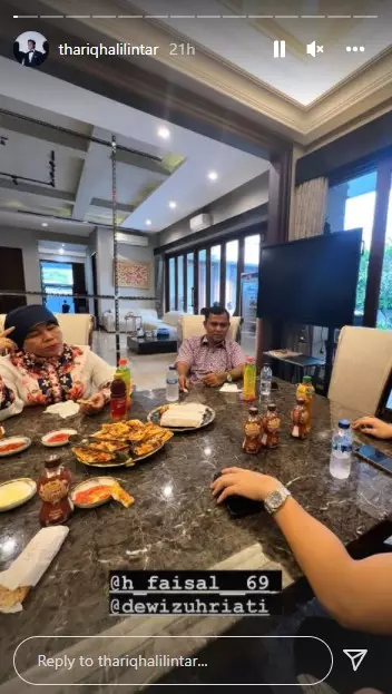 Momen orang tua Fuji jenguk anak Aurel Atta © Instagram