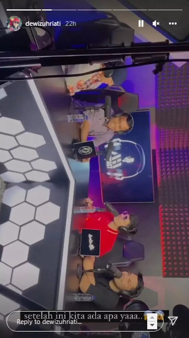 Momen orang tua Fuji jenguk anak Aurel Atta © Instagram