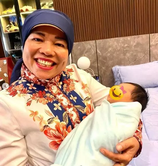 Momen orang tua Fuji jenguk anak Aurel Atta © Instagram