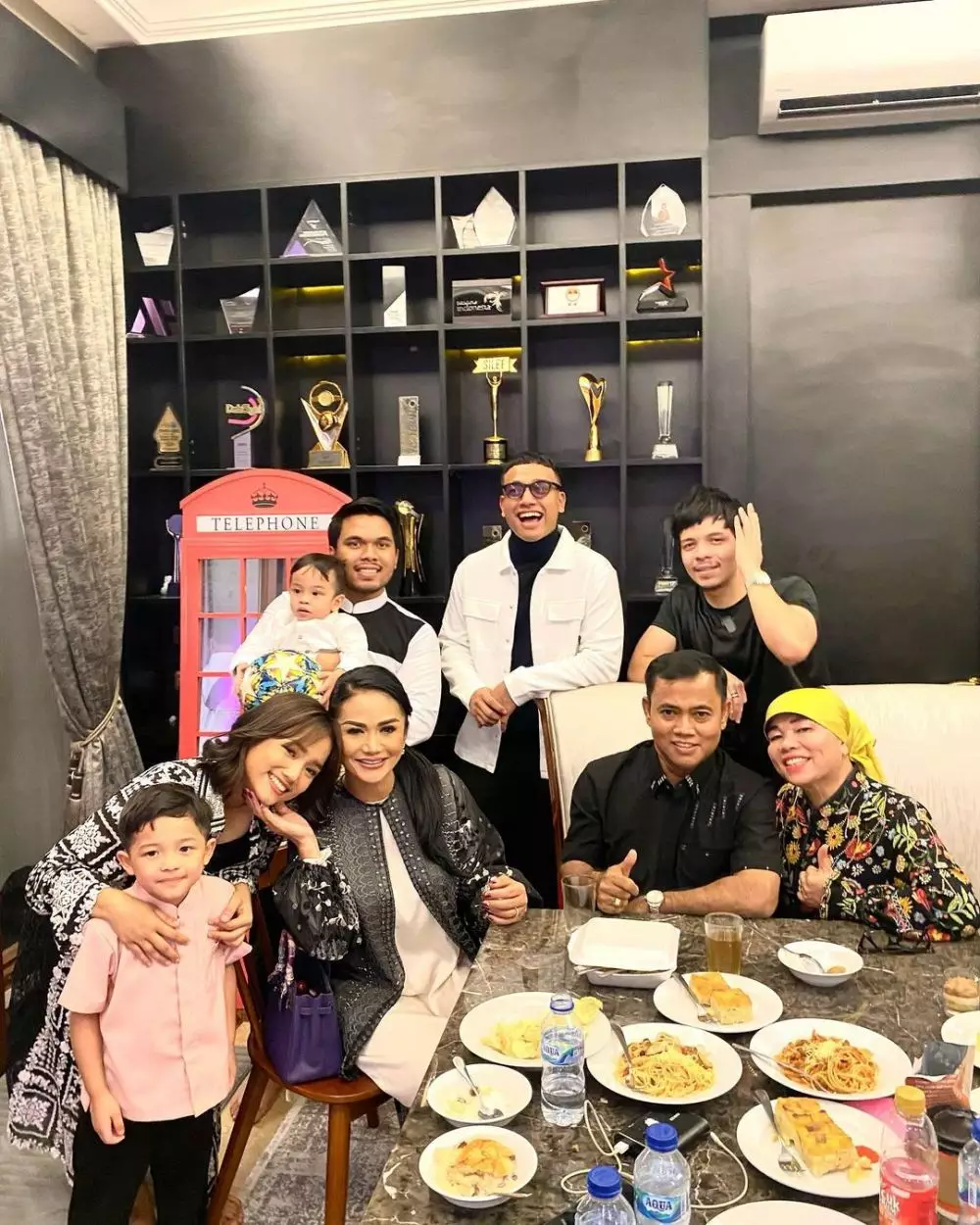 Momen orang tua Fuji jenguk anak Aurel Atta © Instagram