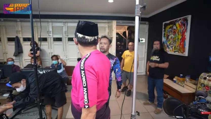 Potret rumah musisi Doel Sumbang © YouTube