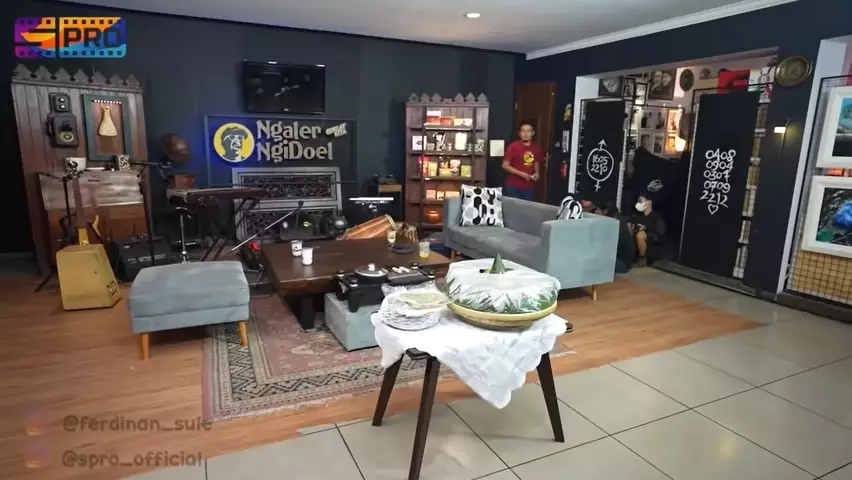 Potret rumah musisi Doel Sumbang © YouTube