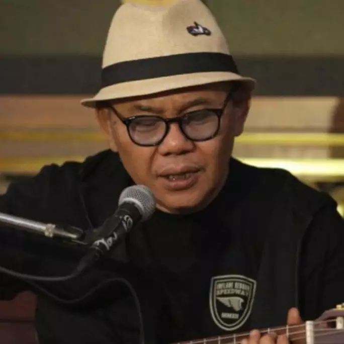 9 Potret rumah musisi Doel Sumbang, kental dengan ornamen budaya