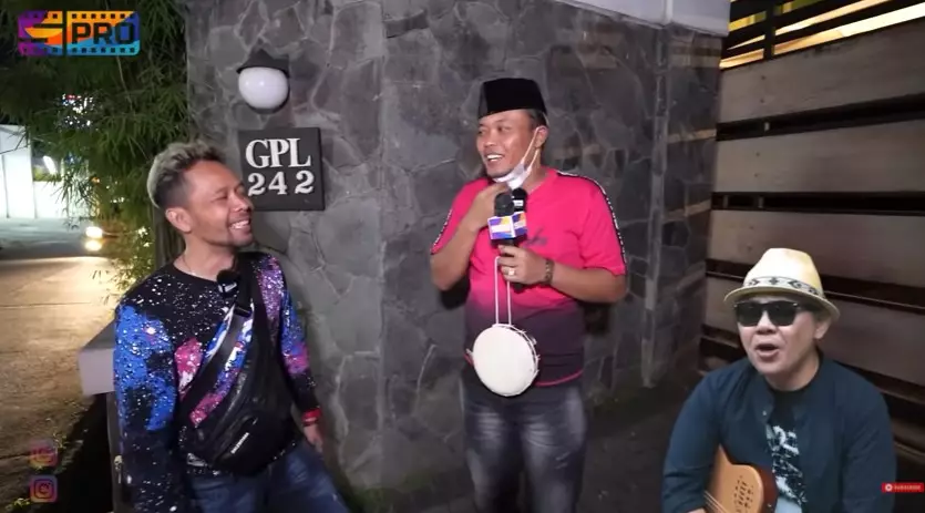 Potret rumah musisi Doel Sumbang © YouTube Potret rumah musisi Doel Sumbang © YouTube