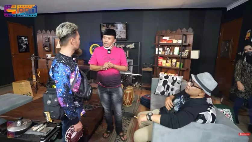 Potret rumah musisi Doel Sumbang © YouTube Potret rumah musisi Doel Sumbang © YouTube