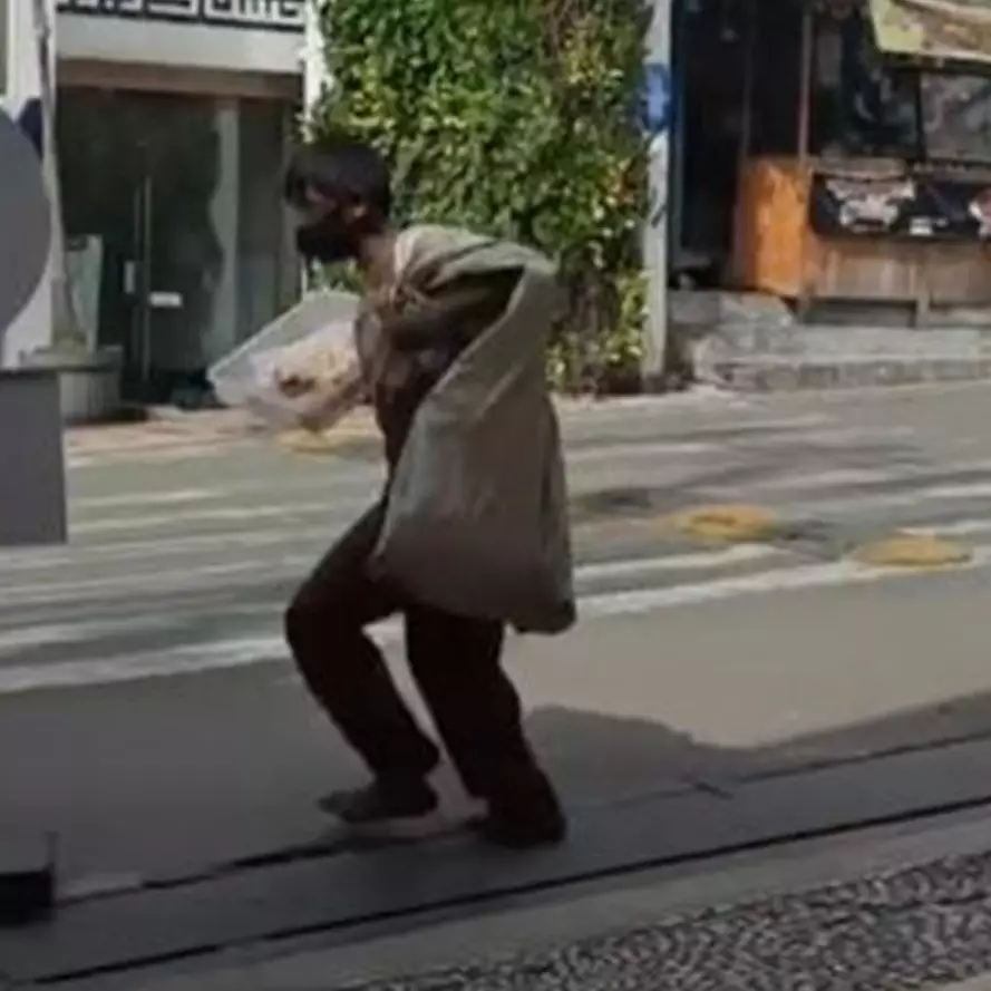 Bocah berpenampilan lusuh diam-diam sedekah di kotak amal, bikin haru