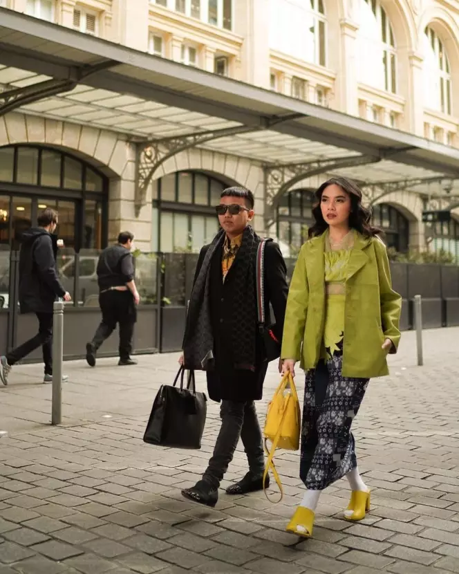 Gaya seleb pakai batik hadiri Paris Fashion Week © berbagai sumber Gaya seleb pakai batik hadiri Paris Fashion Week © berbagai sumber