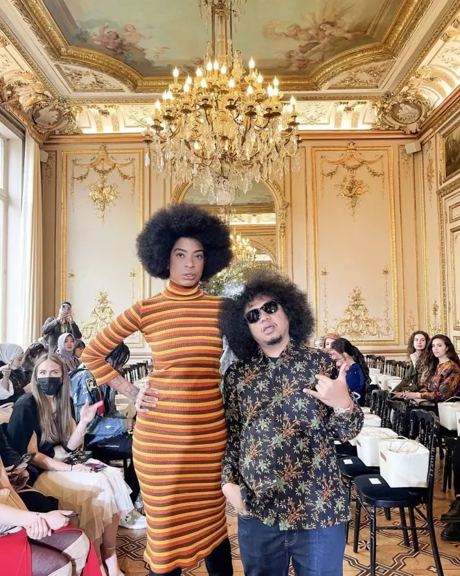 Gaya seleb pakai batik hadiri Paris Fashion Week © berbagai sumber Gaya seleb pakai batik hadiri Paris Fashion Week © berbagai sumber