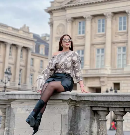 Gaya seleb pakai batik hadiri Paris Fashion Week © berbagai sumber Gaya seleb pakai batik hadiri Paris Fashion Week © berbagai sumber