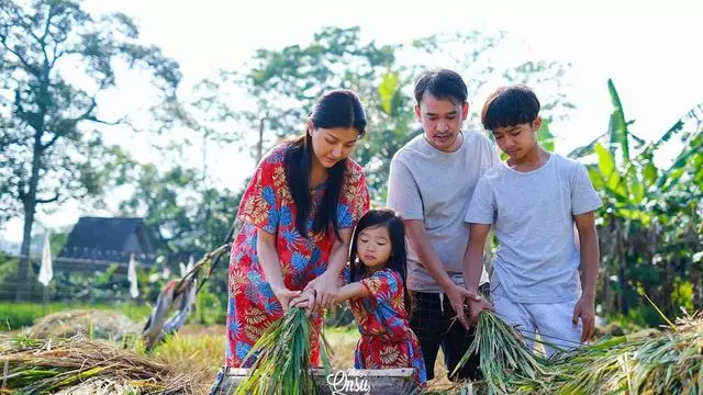 Gaya Sarwendah liburan pakai daster Instagram Gaya Sarwendah liburan pakai daster Instagram