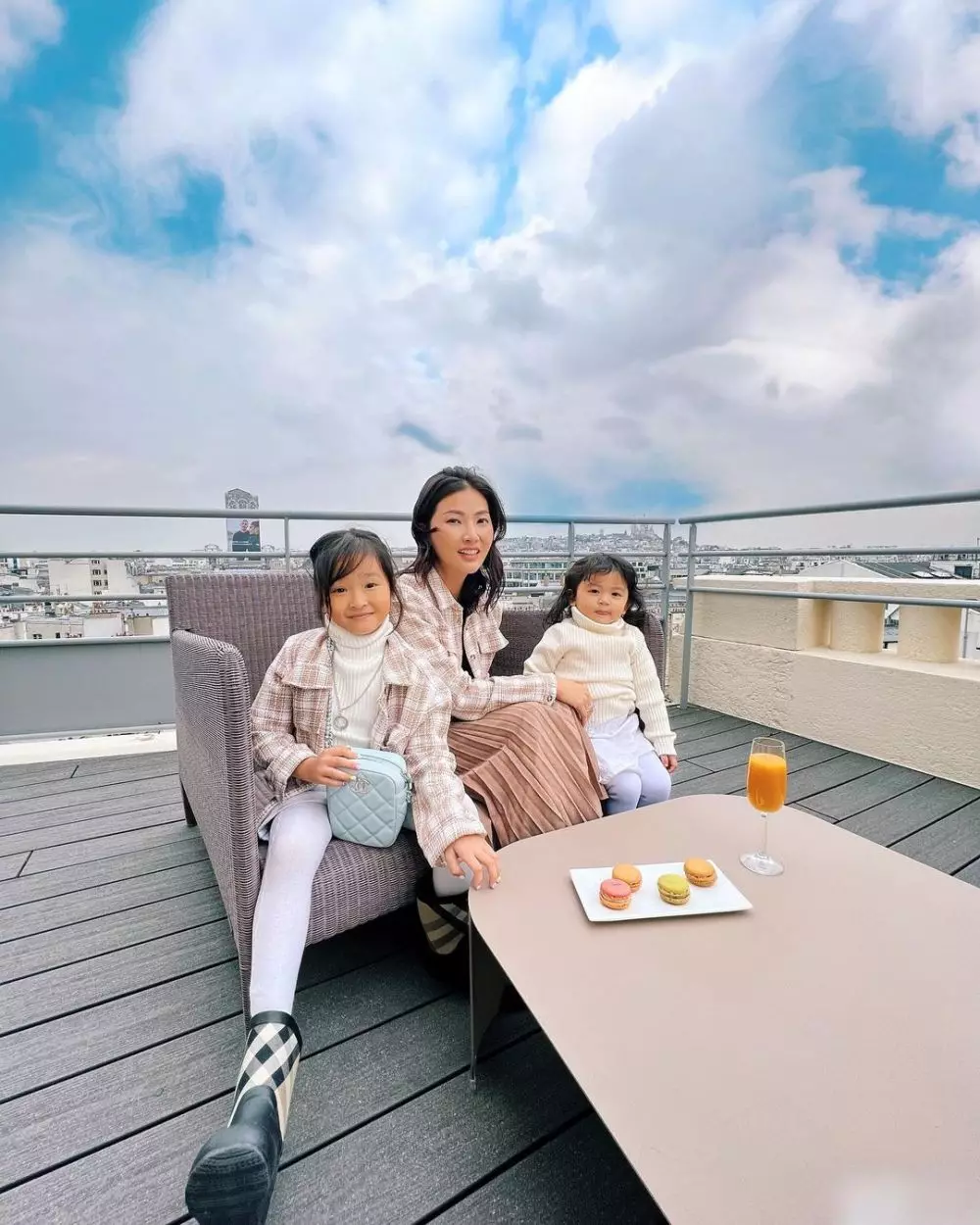 Gaya Thalia Onsu pakai tas branded Instagram