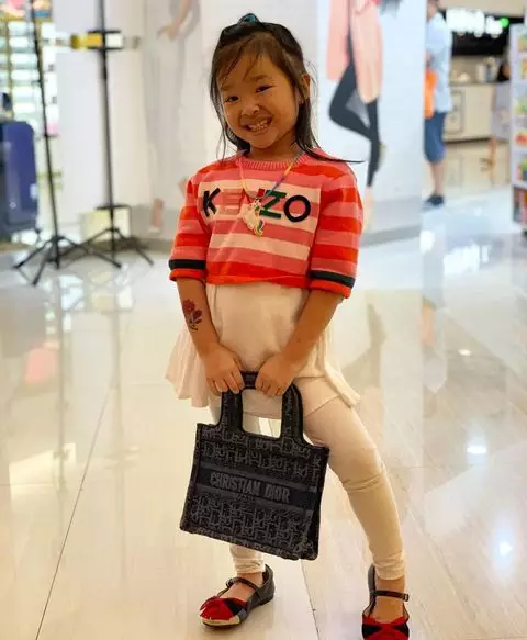 Gaya Thalia Onsu pakai tas branded Instagram