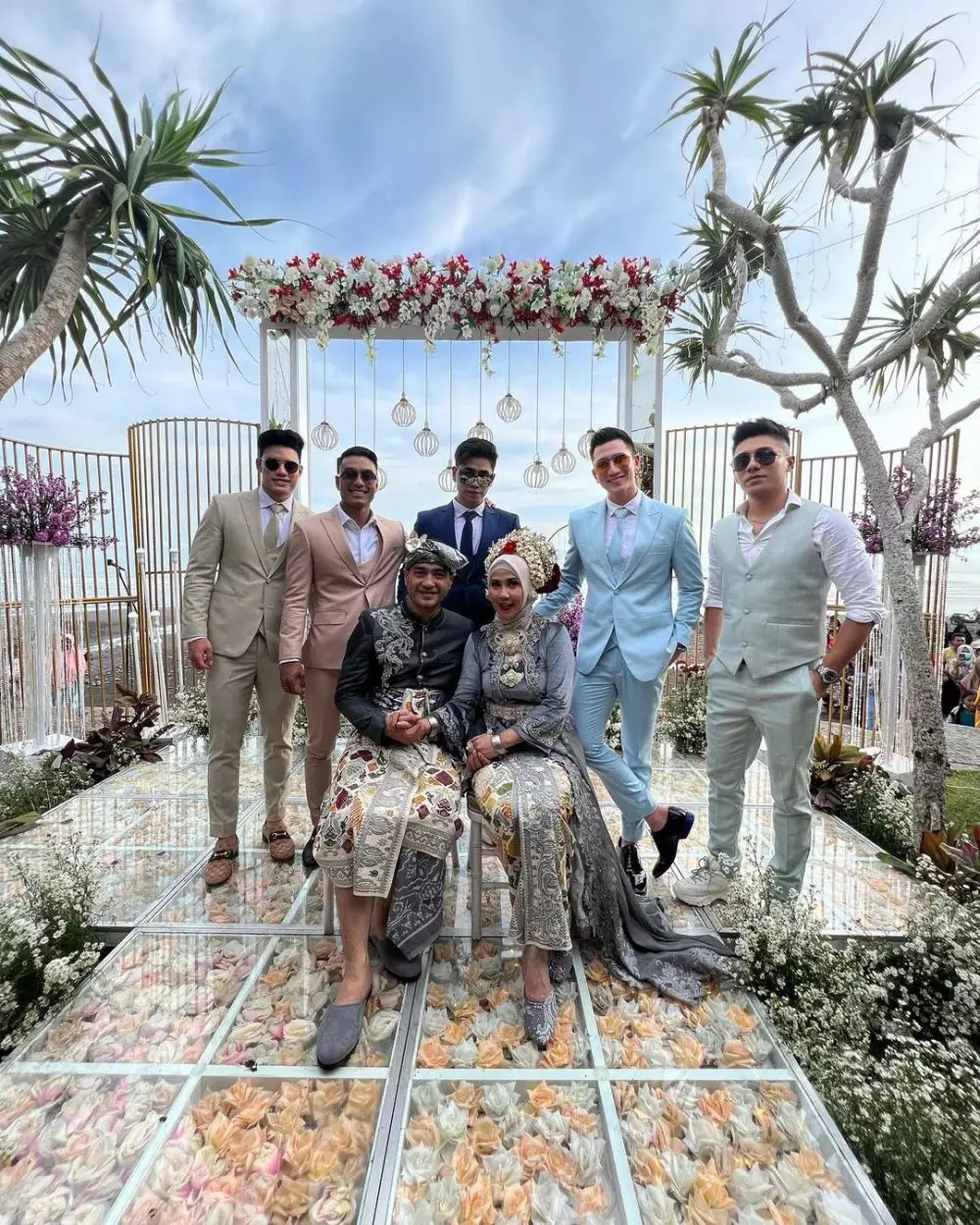 gaya seleb di pernikahan Venna Melinda dan Ferry Irawan Berbagai sumber gaya seleb di pernikahan Venna Melinda dan Ferry Irawan Berbagai sumber