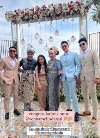 gaya seleb di pernikahan Venna Melinda dan Ferry Irawan Berbagai sumber gaya seleb di pernikahan Venna Melinda dan Ferry Irawan Berbagai sumber