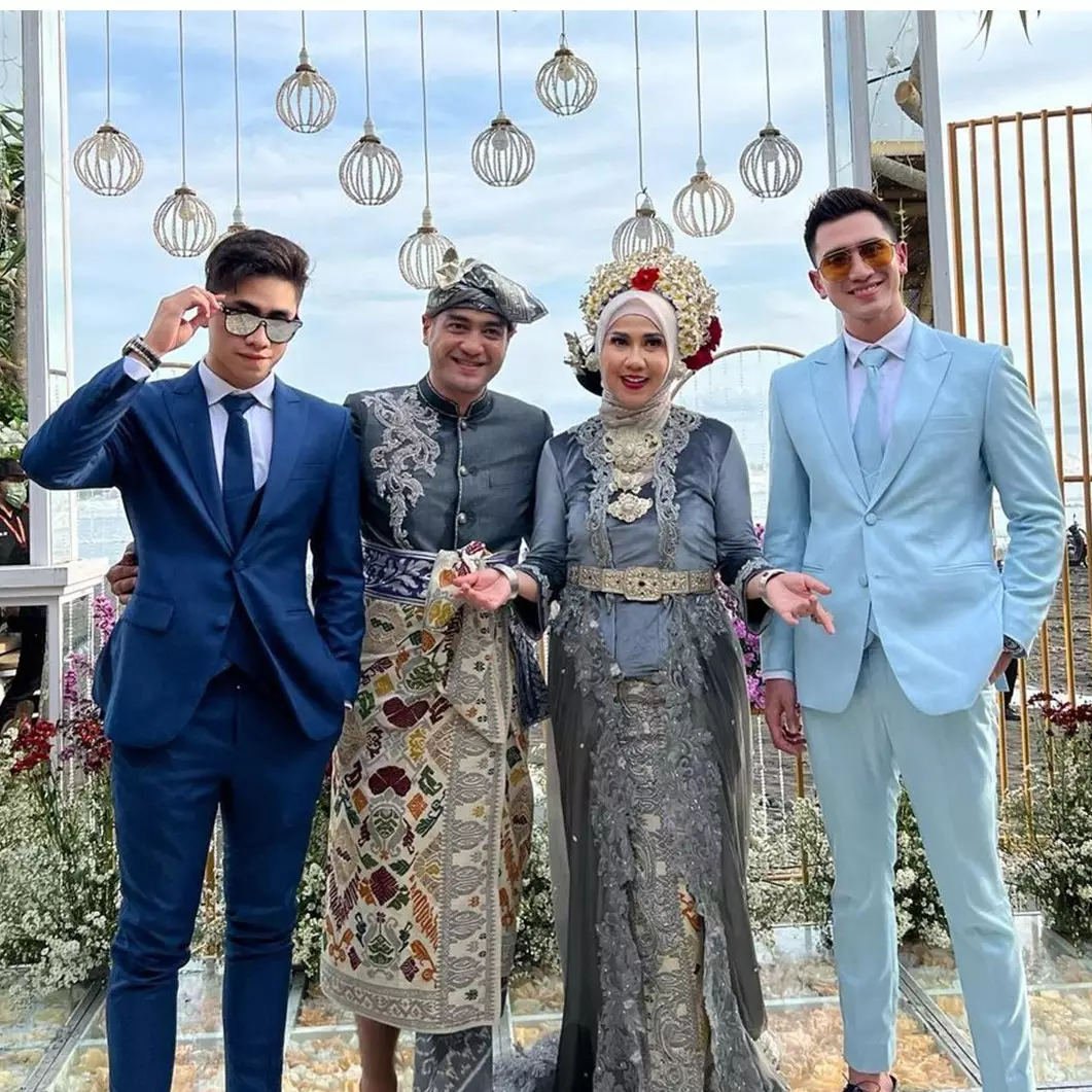 Gaya 9 seleb hadiri pernikahan Venna Melinda dan Ferry Irawan di Bali