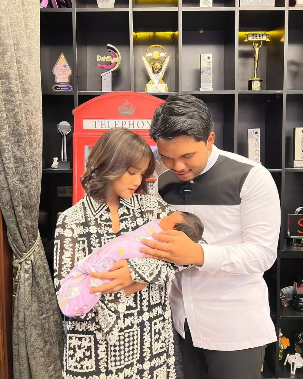 Fuji pakai baju tunik di akikah anak Aurel © Instagram