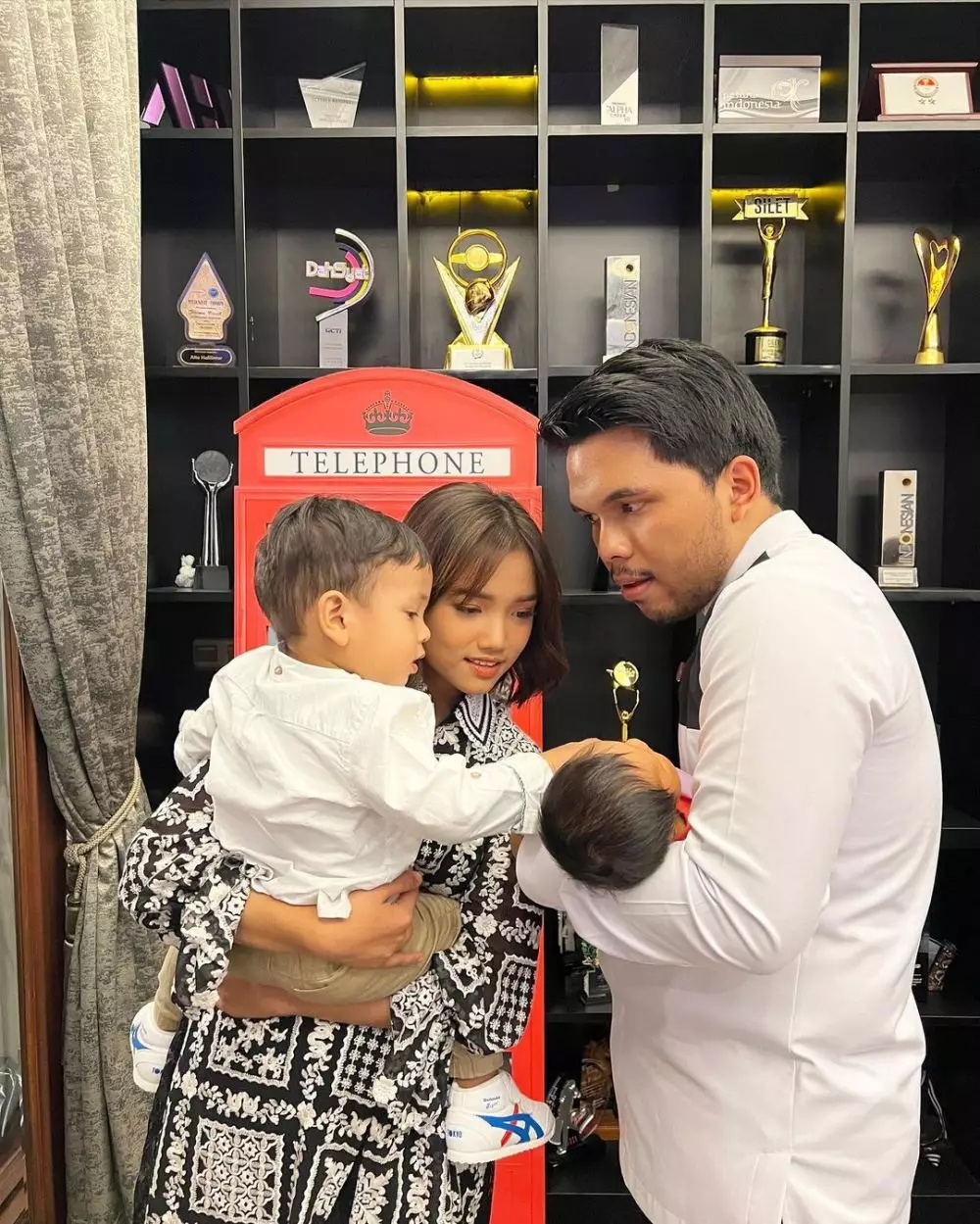 Fuji pakai baju tunik di akikah anak Aurel © Instagram