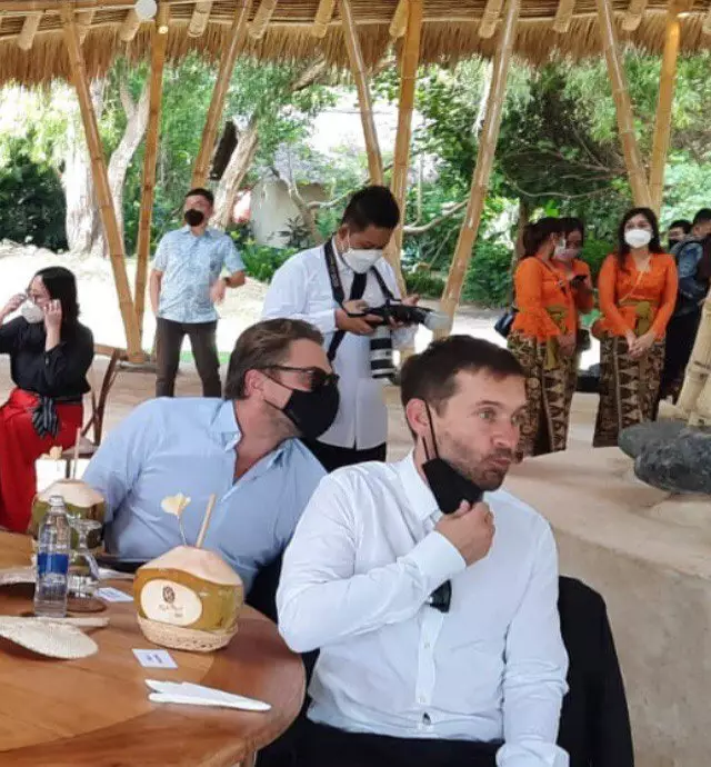 Leonardo DiCaprio dan Tobey Maguire di Bali berbagai sumber