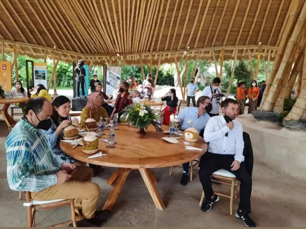 Leonardo DiCaprio dan Tobey Maguire di Bali berbagai sumber