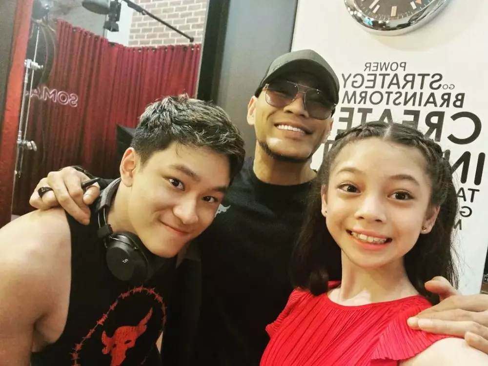 Azka dan Nada putri angkat Deddy Corbuzier Berbagai sumber Azka dan Nada putri angkat Deddy Corbuzier Berbagai sumber