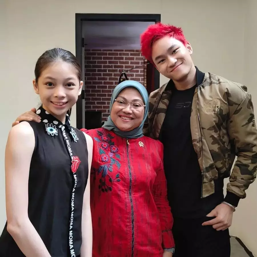 Azka dan Nada putri angkat Deddy Corbuzier Berbagai sumber Azka dan Nada putri angkat Deddy Corbuzier Berbagai sumber