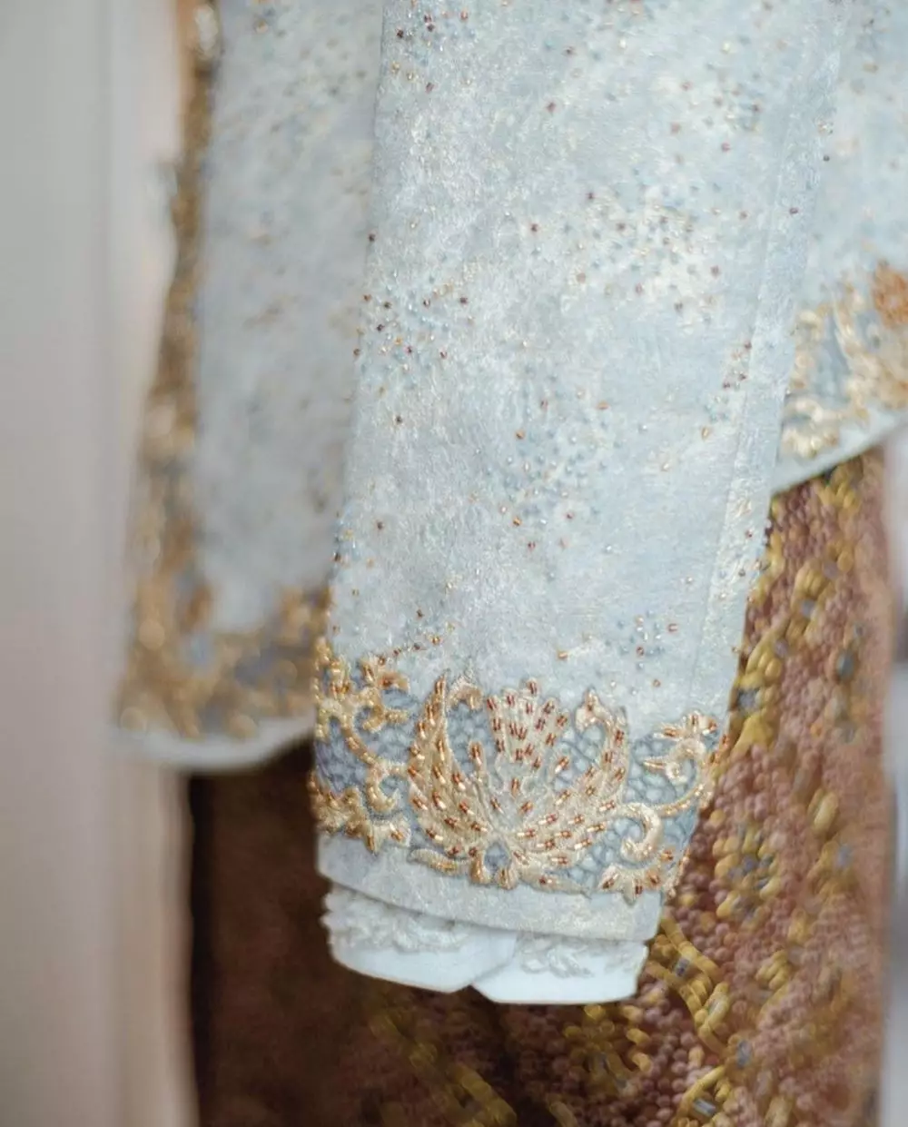 makna desain baju akad belva dan sabrina © twitter