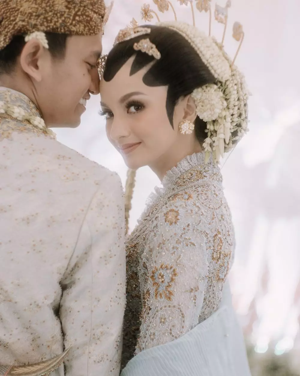 makna desain baju akad belva dan sabrina © twitter