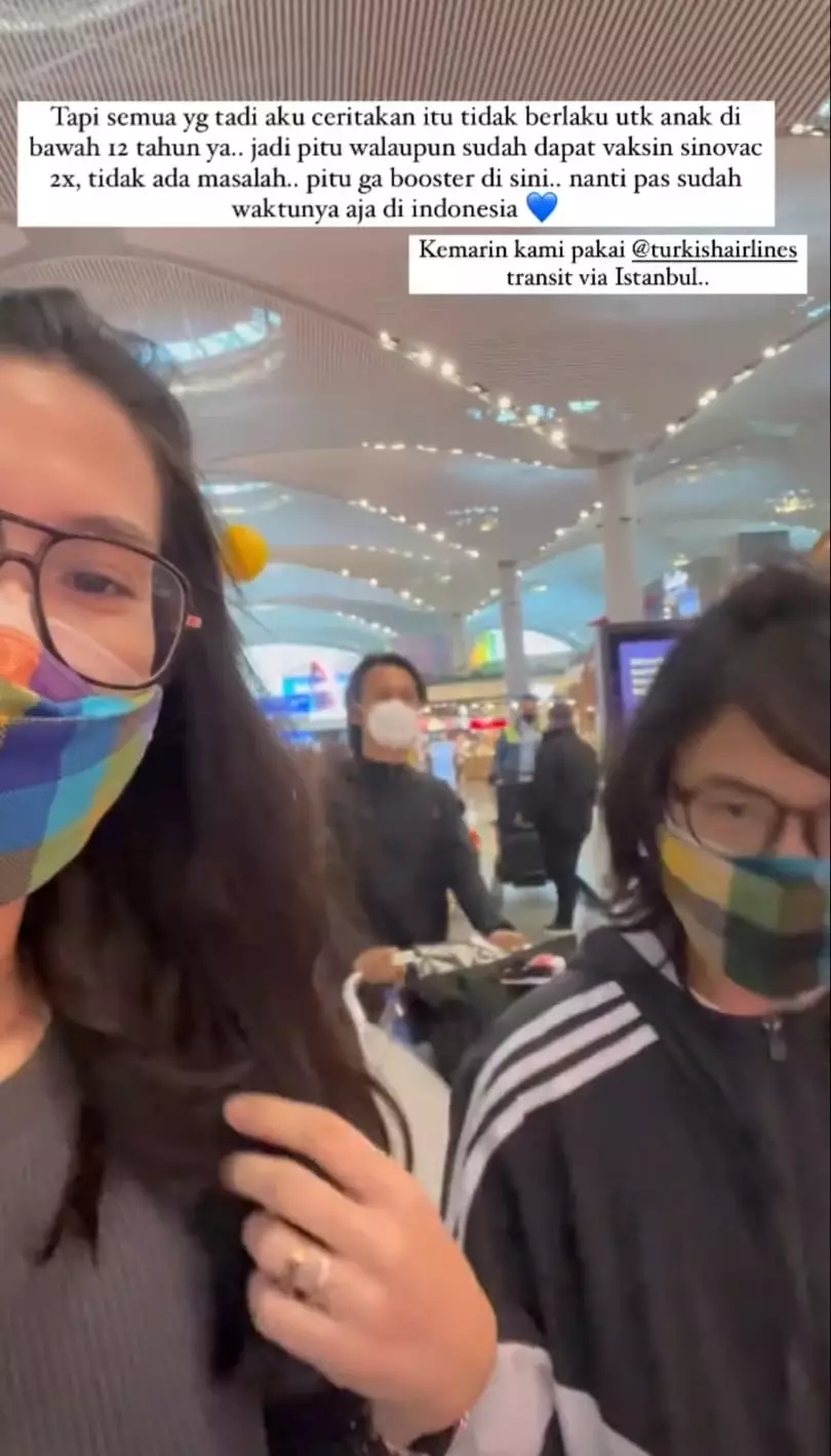 Momen Eross SO7 dan Sarah pulang ke Prancis © Instagram Momen Eross SO7 dan Sarah pulang ke Prancis © Instagram