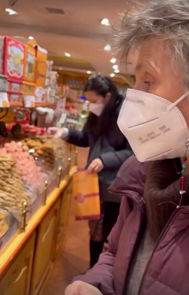 Momen Eross SO7 dan Sarah pulang ke Prancis © Instagram Momen Eross SO7 dan Sarah pulang ke Prancis © Instagram