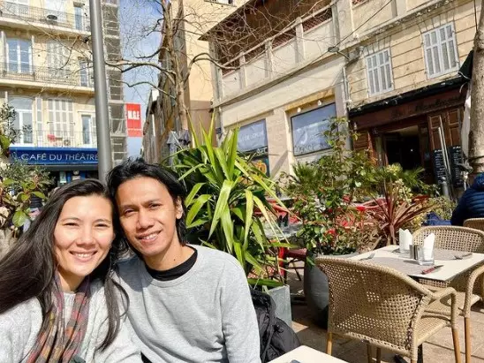 Momen Eross SO7 dan Sarah pulang ke Prancis © Instagram Momen Eross SO7 dan Sarah pulang ke Prancis © Instagram