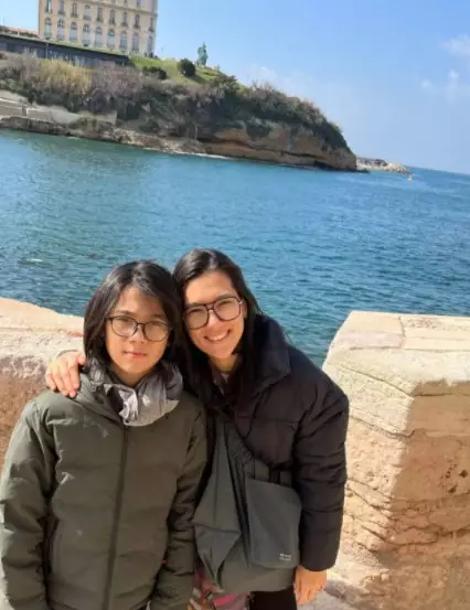 Momen Eross SO7 dan Sarah pulang ke Prancis © Instagram Momen Eross SO7 dan Sarah pulang ke Prancis © Instagram