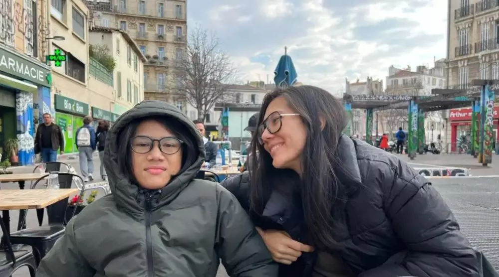 Momen Eross SO7 dan Sarah pulang ke Prancis © Instagram Momen Eross SO7 dan Sarah pulang ke Prancis © Instagram