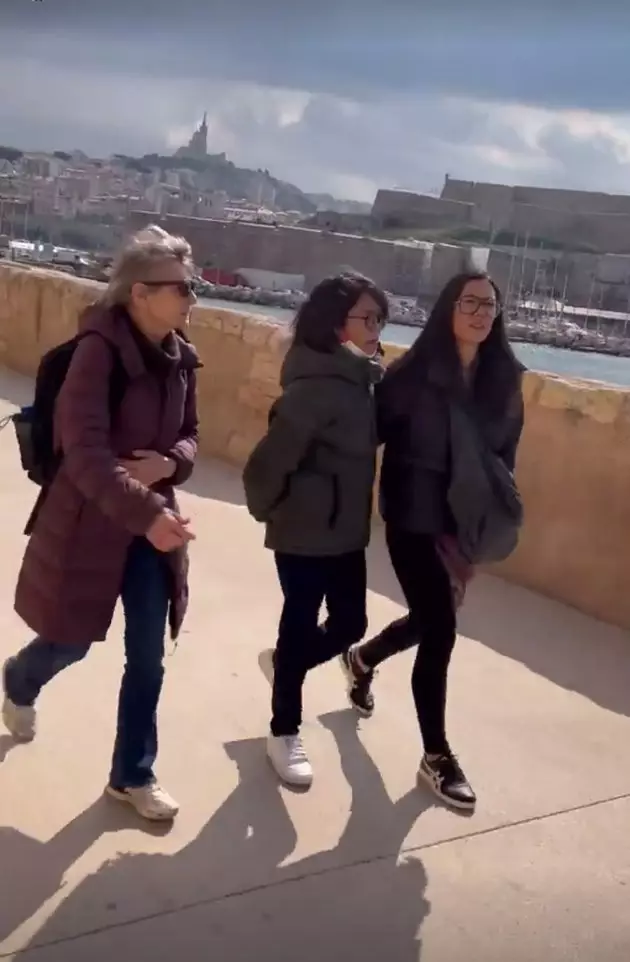 Momen Eross SO7 dan Sarah pulang ke Prancis © Instagram Momen Eross SO7 dan Sarah pulang ke Prancis © Instagram