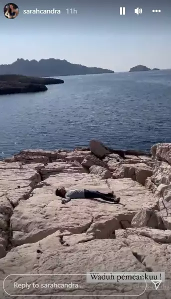 Momen Eross SO7 dan Sarah pulang ke Prancis © Instagram Momen Eross SO7 dan Sarah pulang ke Prancis © Instagram