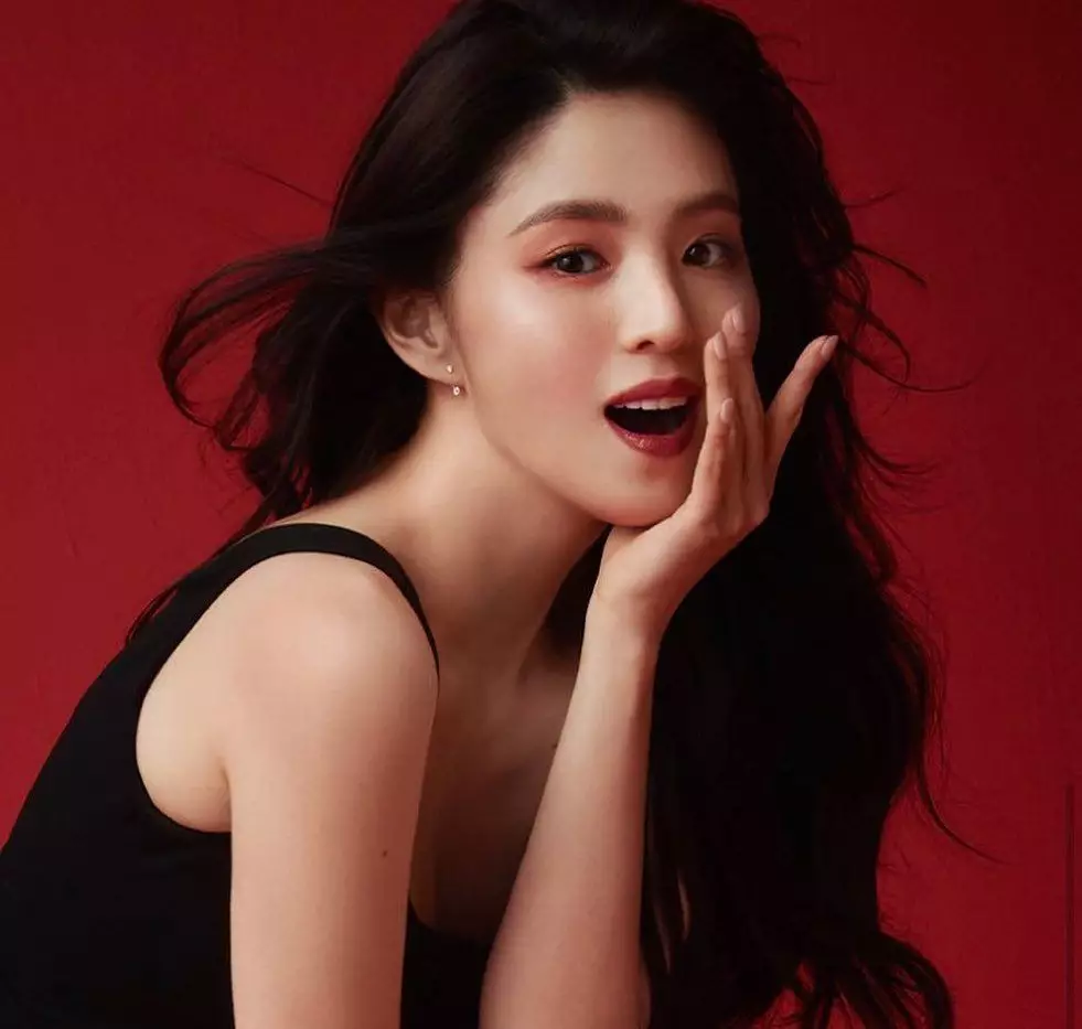 Potret Han So-hee saat bermakeup tebal © Instagram