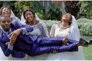 Kisah pria nekat nikahi 3 wanita kembar meski tak direstui