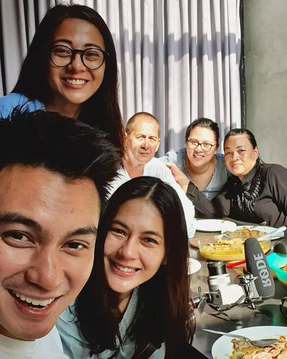 momen kedekatan seleb cowok dan mertua bule © instagram