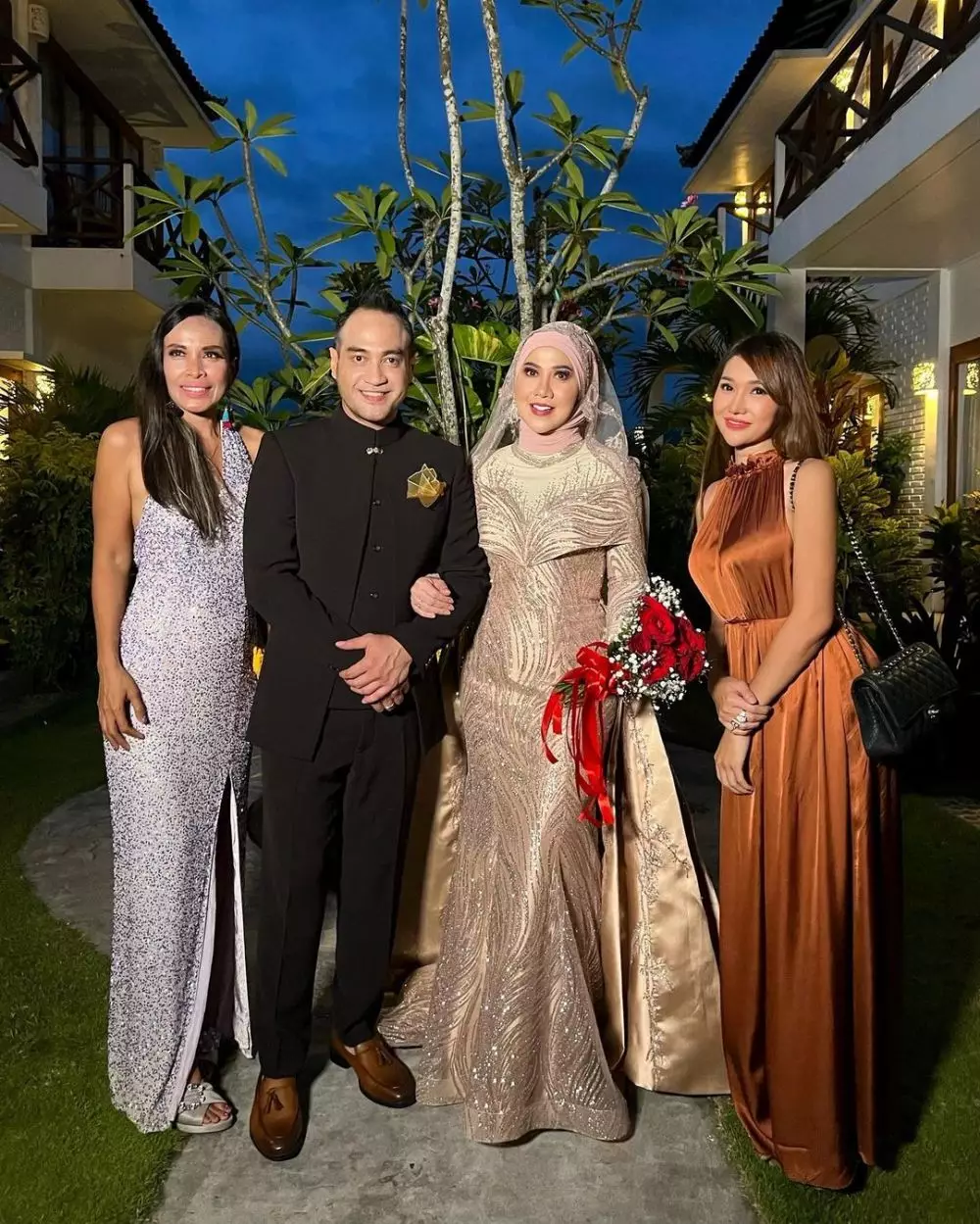 Gaya Lucinta Luna di pernikahan Venna Melinda © berbagai sumber