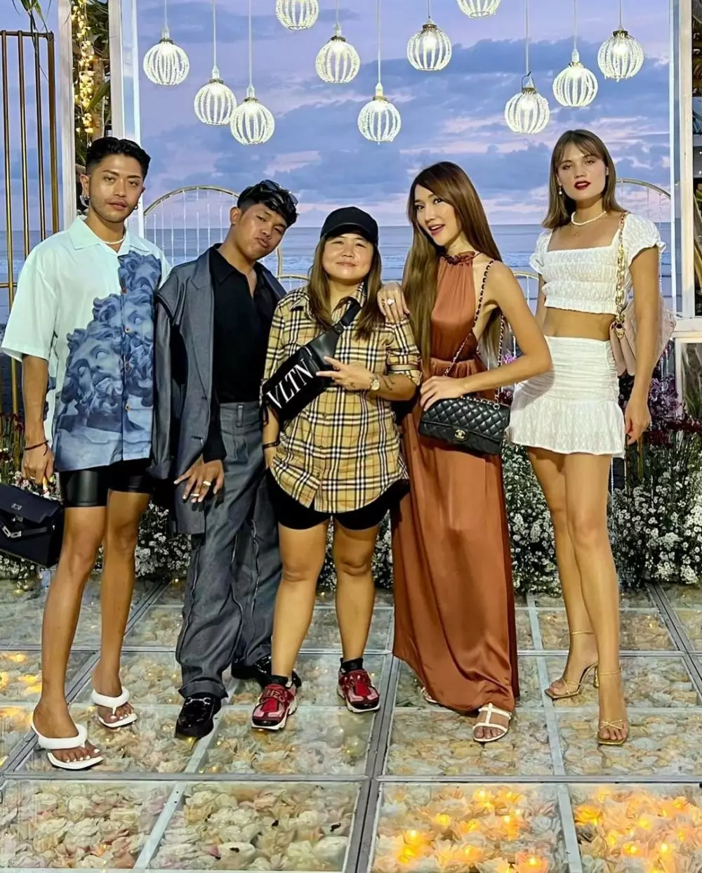 Gaya Lucinta Luna di pernikahan Venna Melinda © berbagai sumber